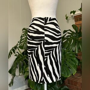🛍️ 100% cotton animal print skirt with new condition.